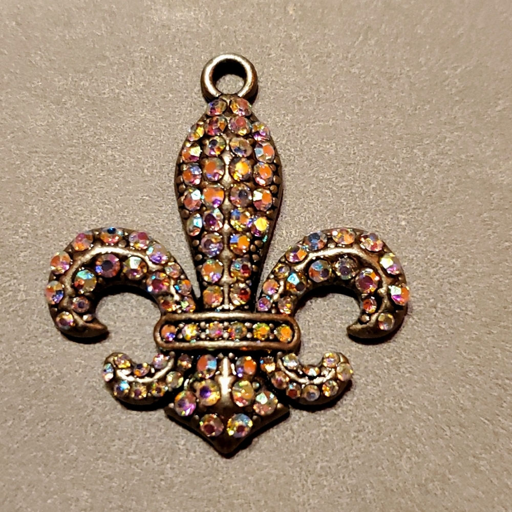 FLEUR-DE-LIS CRYSTAL CHARM